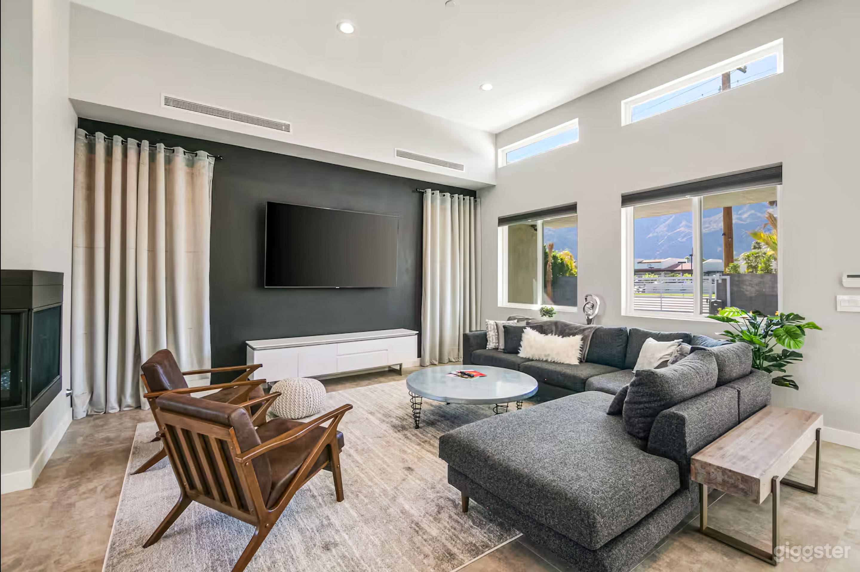 Light-Filled Modern Residence with Flexible Layout Photo 3