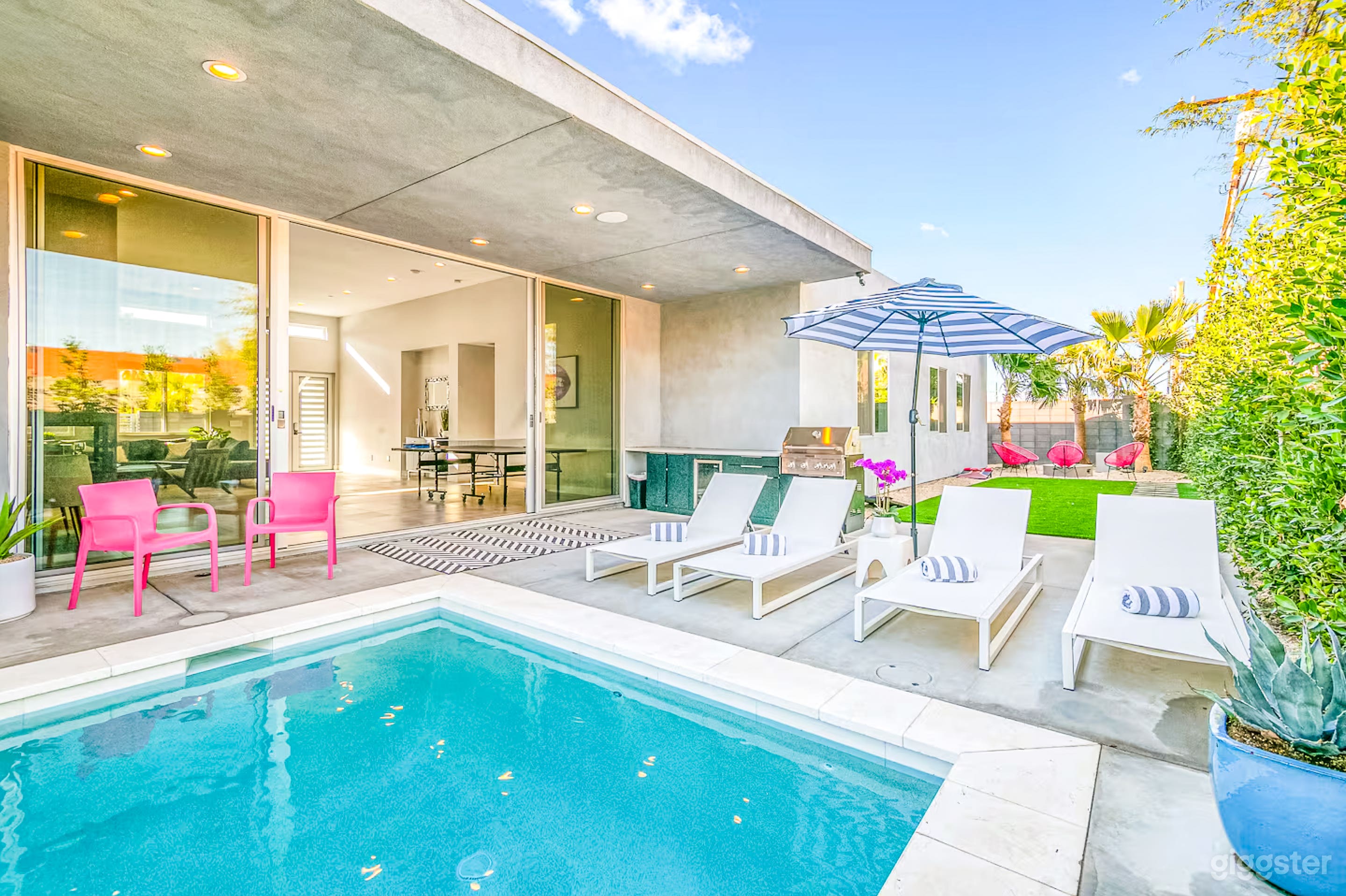 Light-Filled Modern Residence with Flexible Layout Photo 2