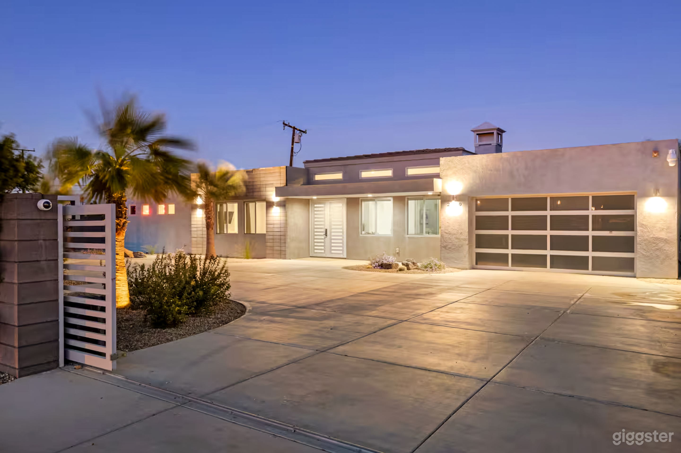 Light-Filled Modern Residence with Flexible Layout Photo 1