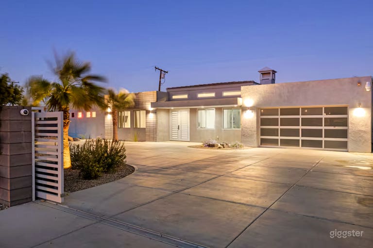  Light-Filled Modern Residence with Flexible Layout 