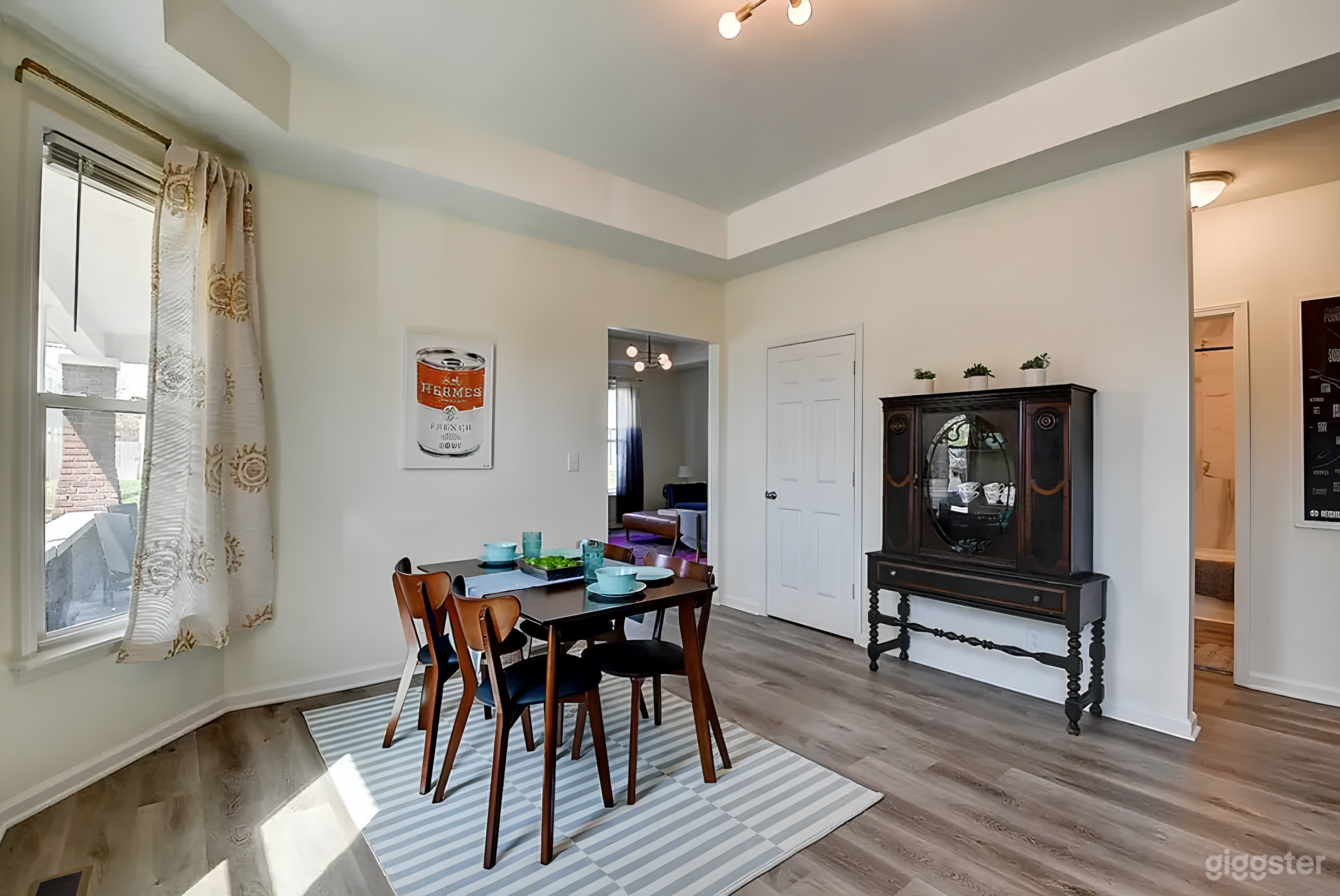 Cute-Downtown Getaway Photo 4