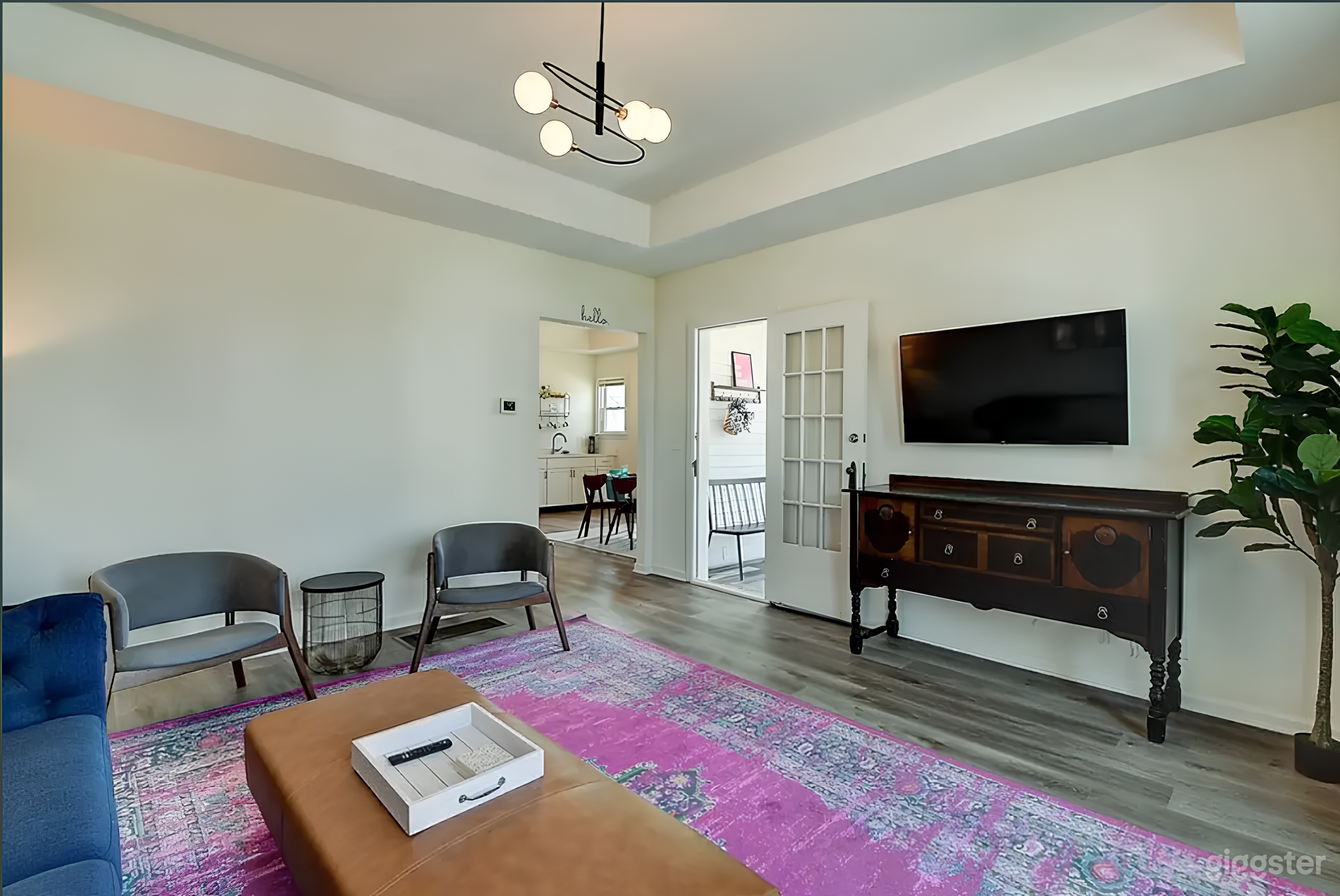 Cute-Downtown Getaway Photo 2