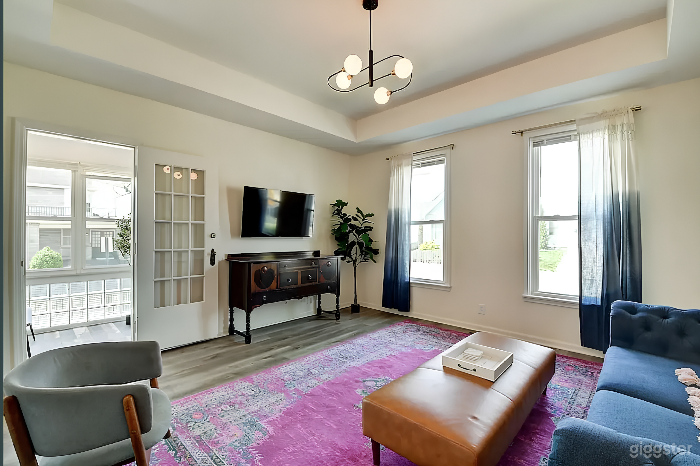 Cute-Downtown Getaway Photo 3