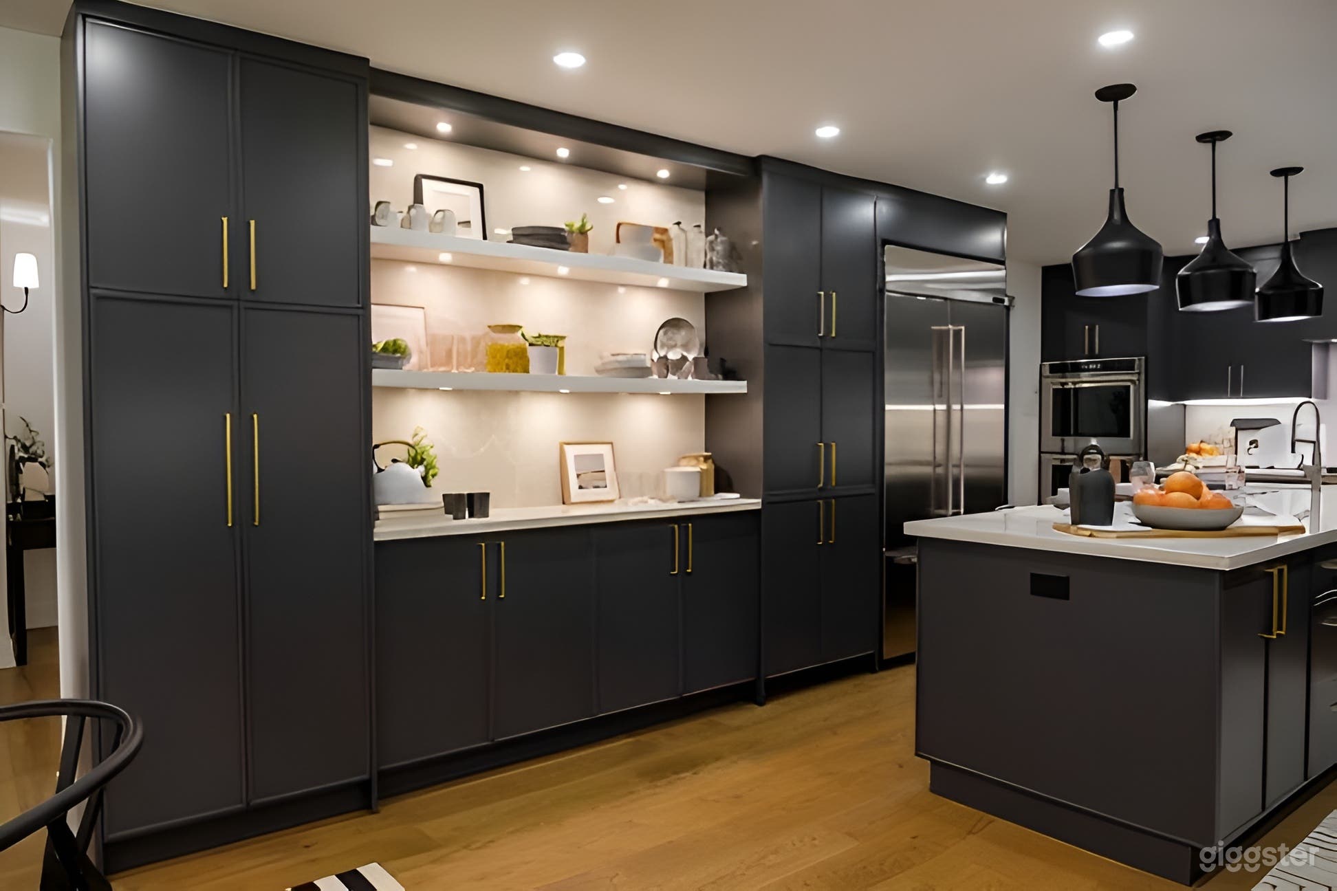 Ample storage potential thanks to the built-in shelves, which feel extra glamorous with the display-effect underlighting.