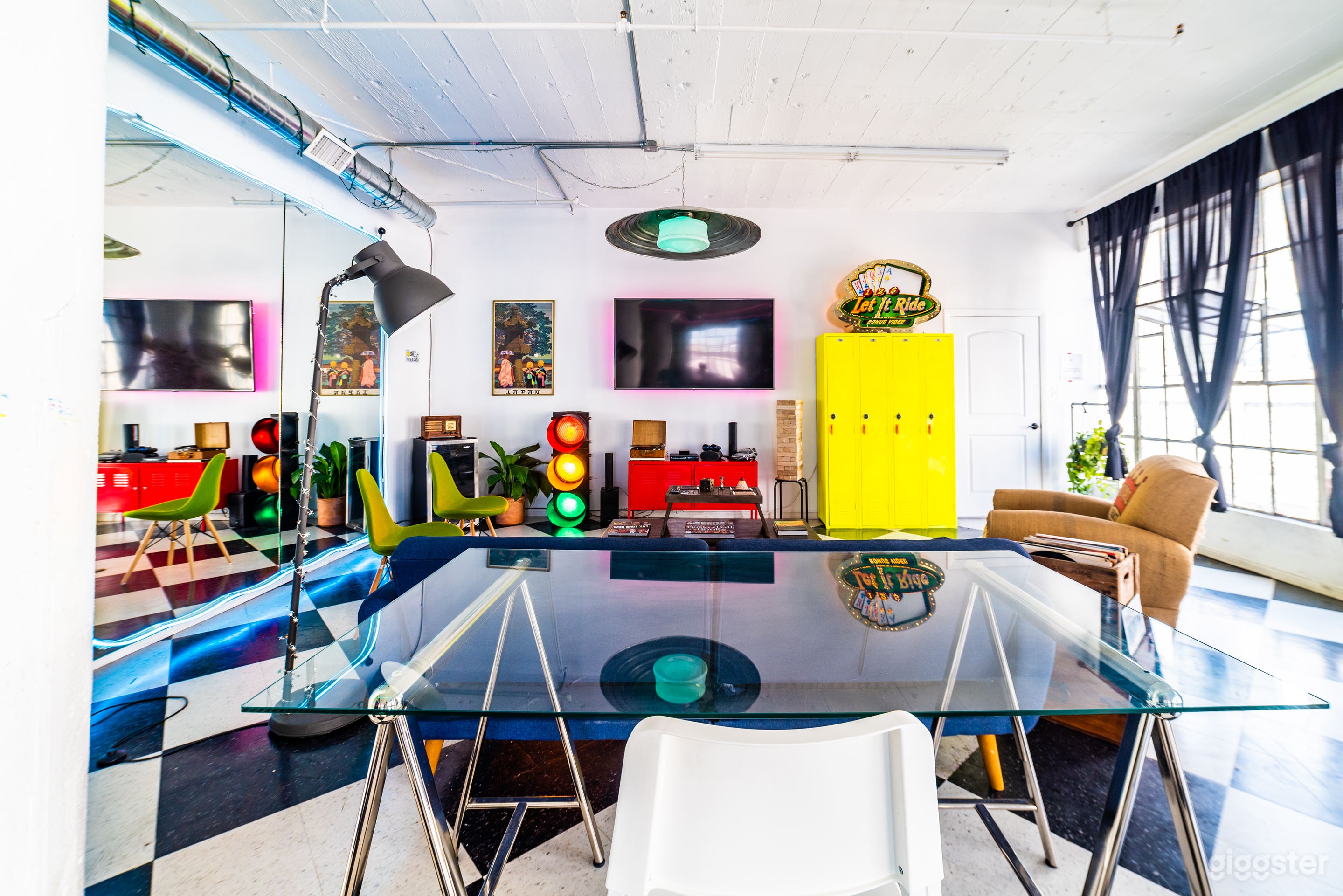 3000 Sq. Ft. VAPOR WAVE THEME/REDTRO FUTURE Photo 3