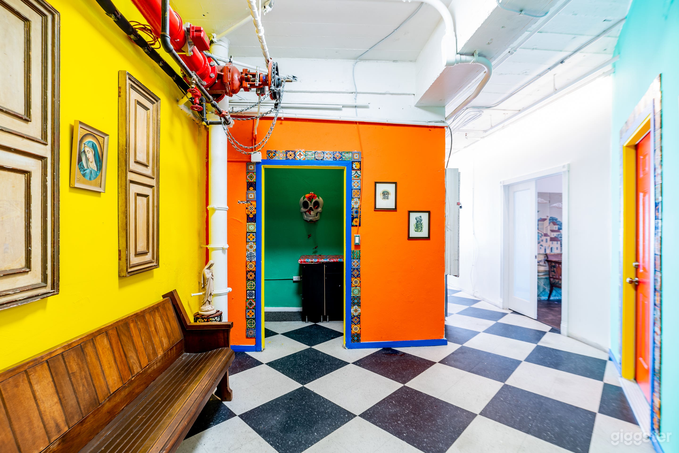 3000 Sq. Ft. VAPOR WAVE THEME/REDTRO FUTURE Photo 4