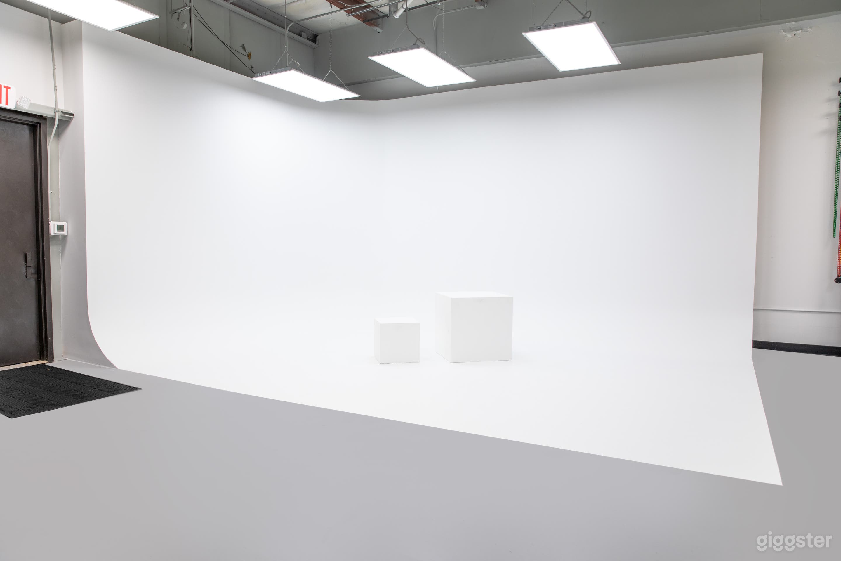 CYC (Cyclorama/ Infinity) wall, 230 ft²