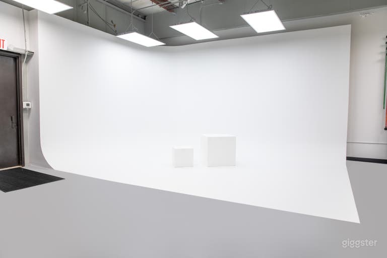  CYC (Cyclorama/ Infinity) wall, 230 ft² 