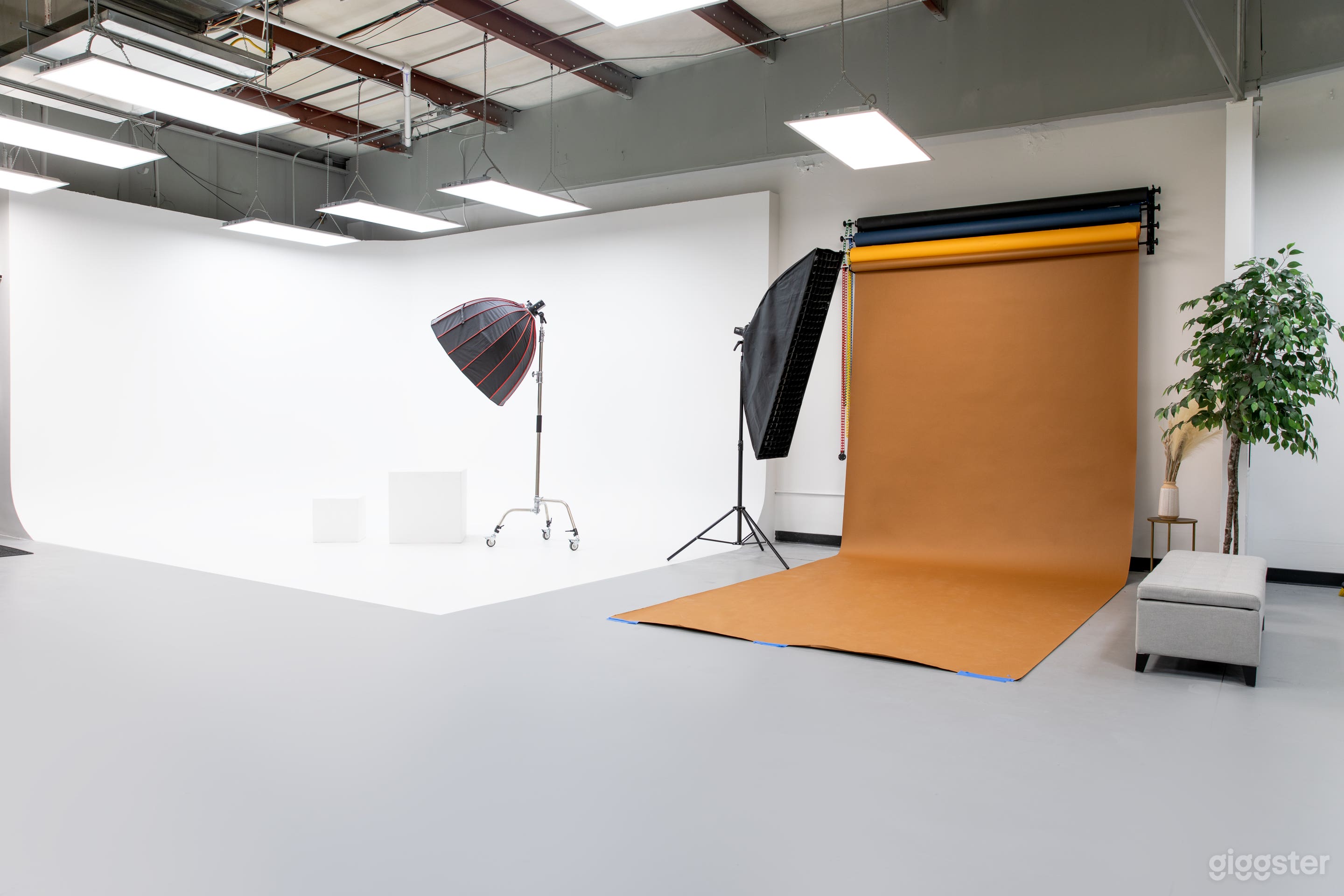 CYC (Cyclorama/ Infinity) wall, 230 ft² and 7ft color backdrops