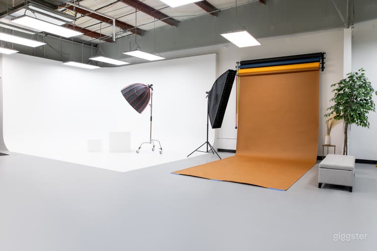  CYC (Cyclorama/ Infinity) wall, 230 ft² and 7ft color backdrops 