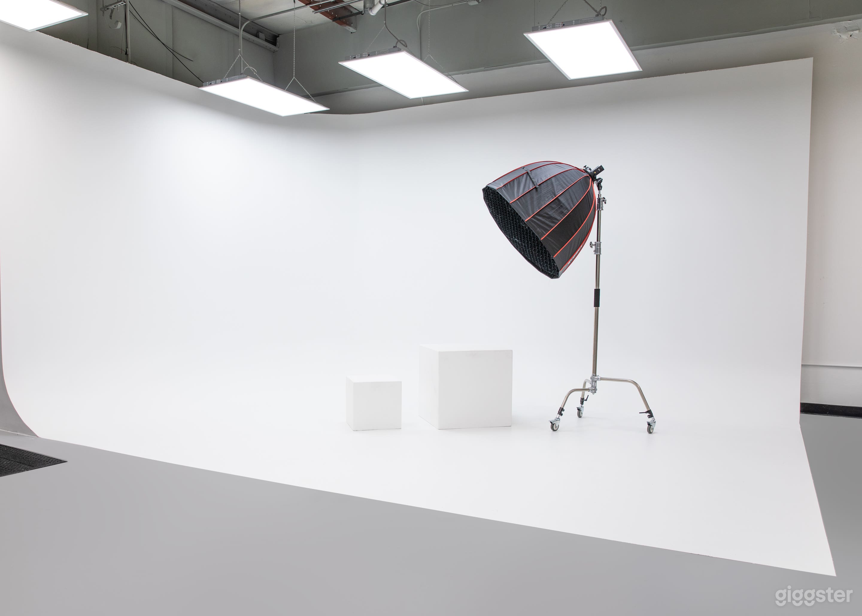 CYC (Cyclorama/ Infinity) wall, 230 ft²