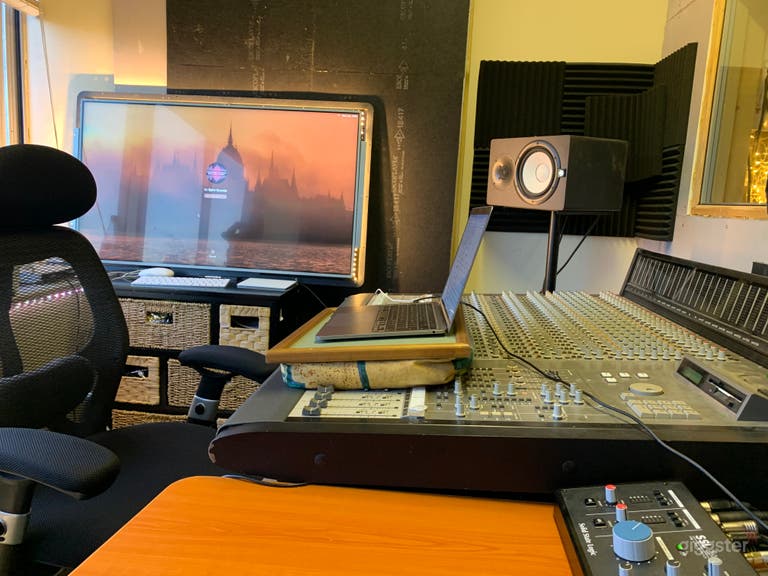  mixing console controll room 