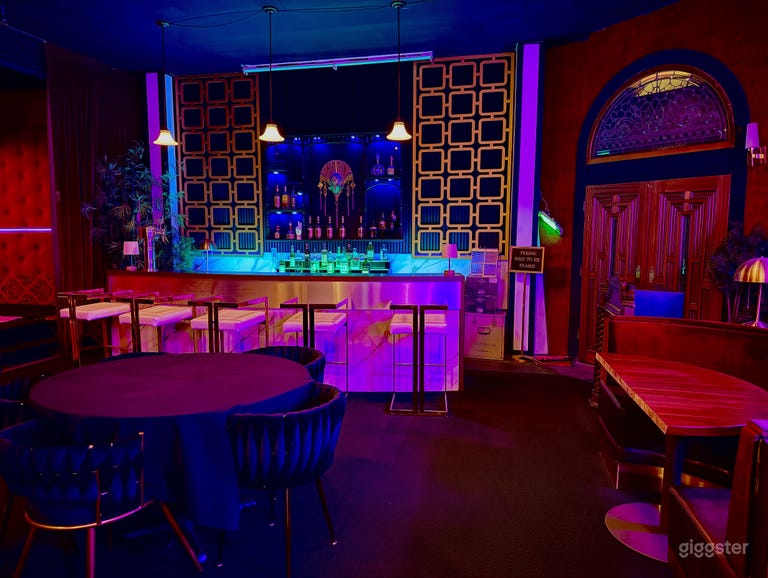  DTLA Dive Bar & Restaurant, standing Set speakeasy 