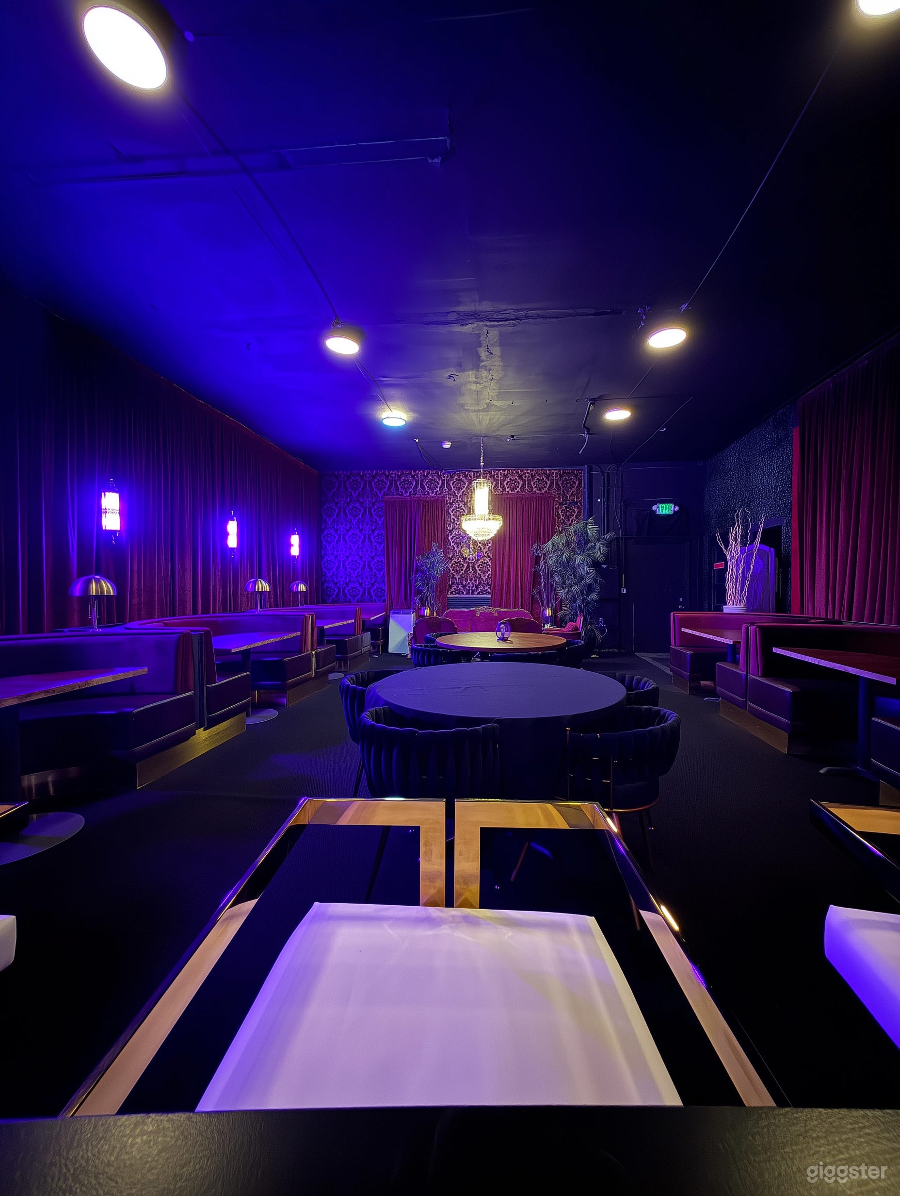 DTLA Dive Bar & Restaurant, standing Set speakeasy Photo 4