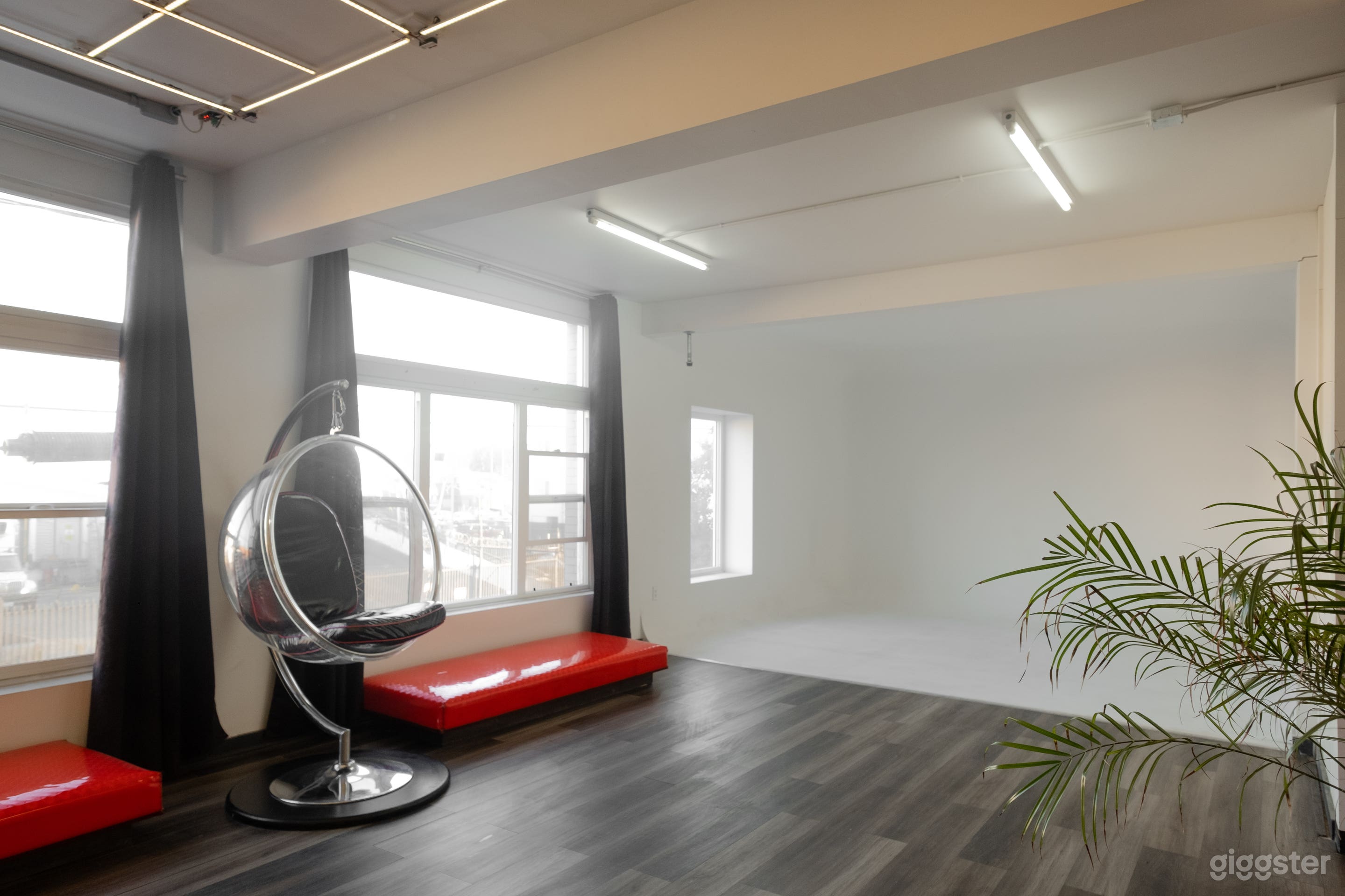 Multi-Set Private Creative Studio Photo 3