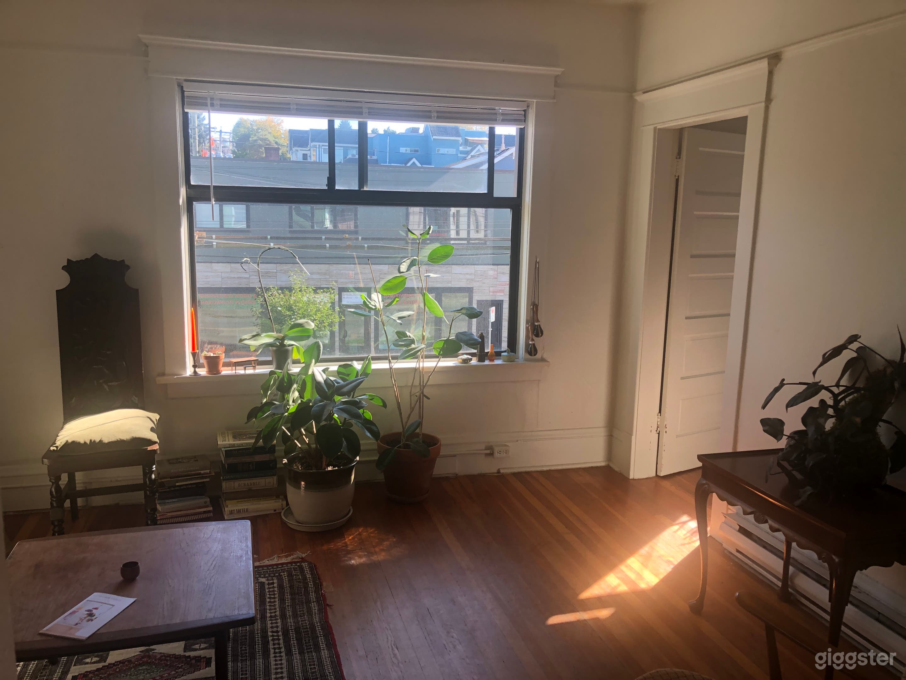 charming old apartment with warm details and style Photo 1