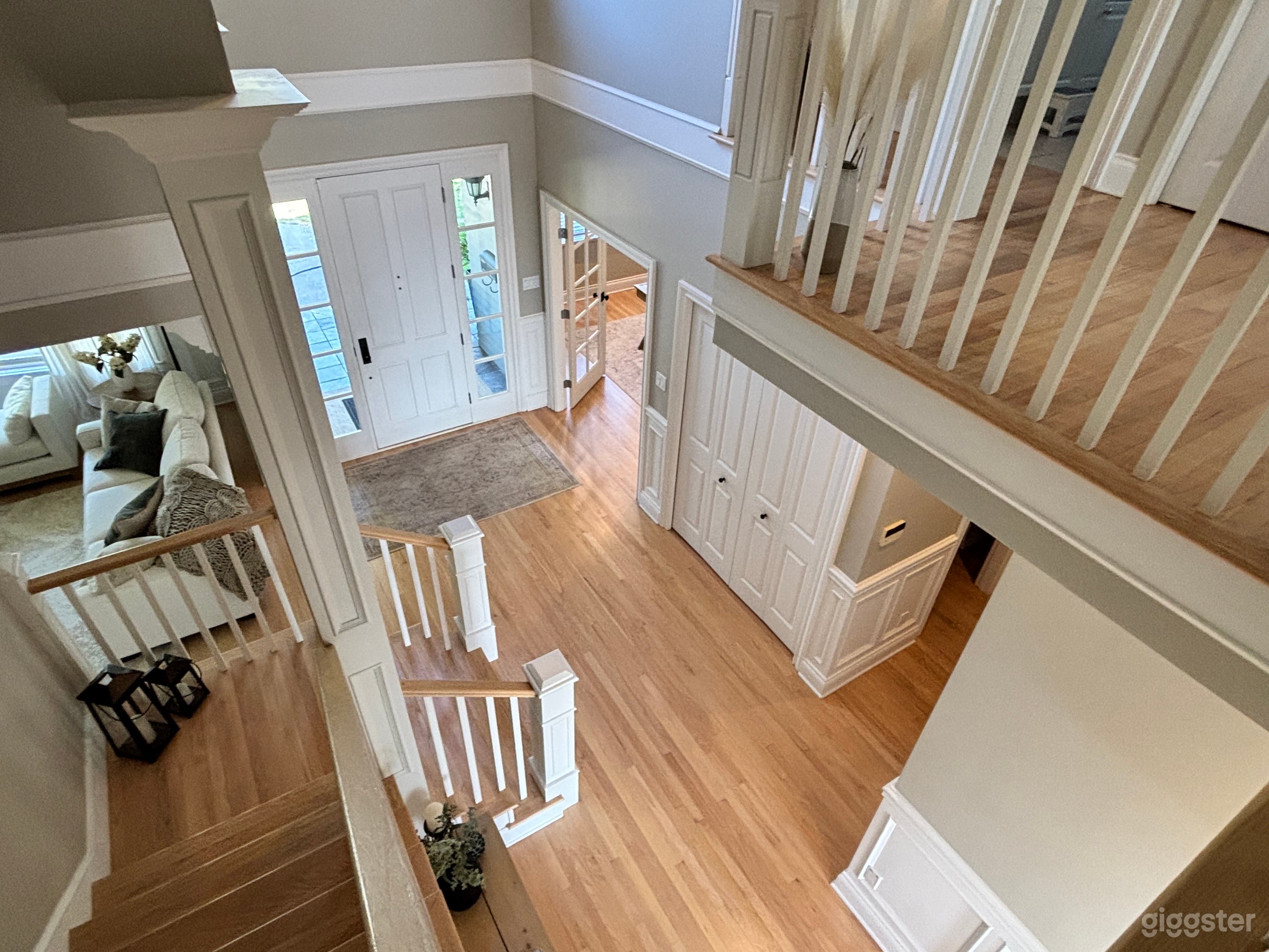 Large, bright, open, traditional home with grand staircase Photo 4