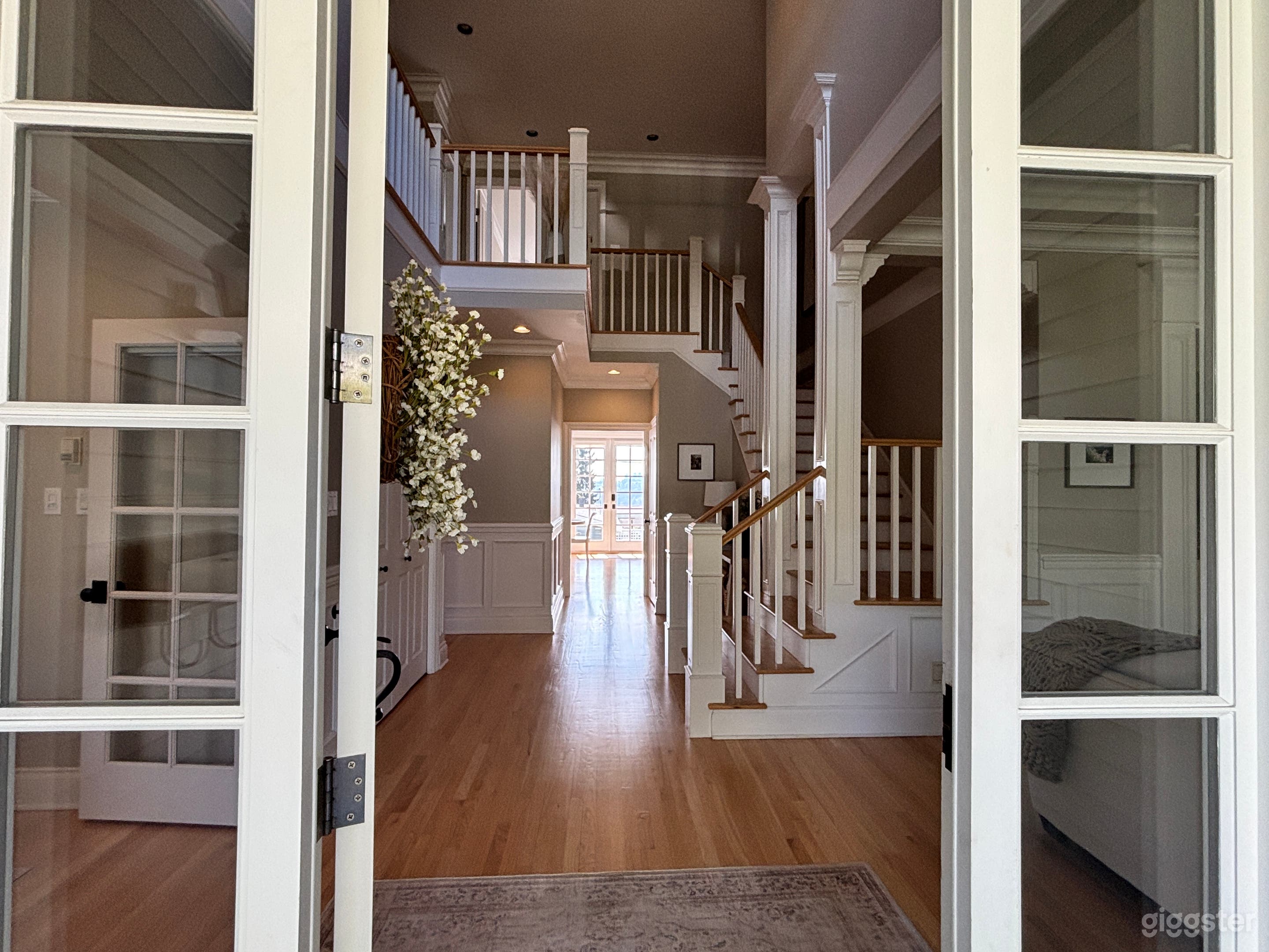 Large, bright, open, traditional home with grand staircase Photo 2