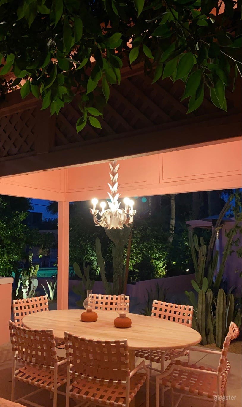 Outdoor dining space for 6