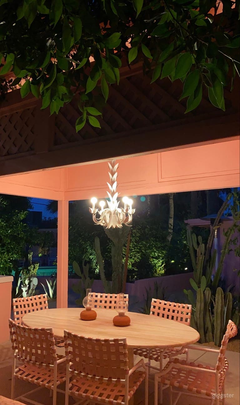  Outdoor dining space for 6 