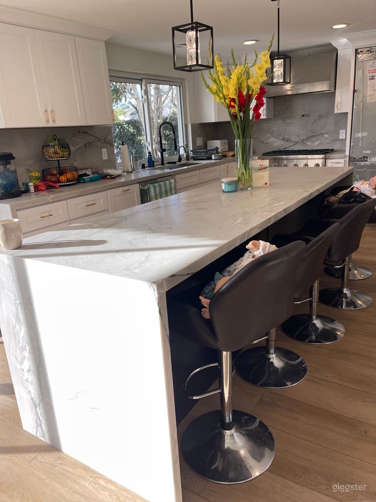  Updated kitchen, 10 foot island. 