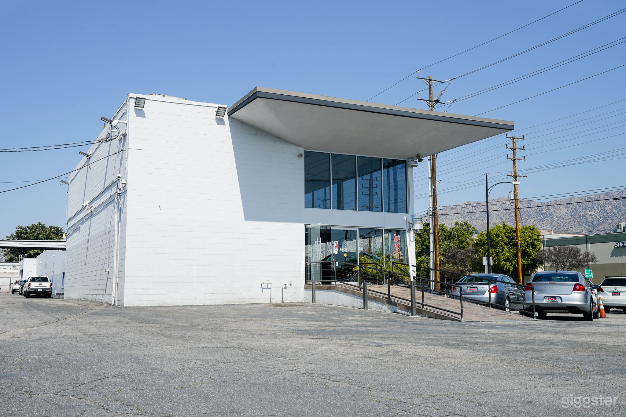 Car dealership/showroom/warehouse in Burbank!  Photo 3