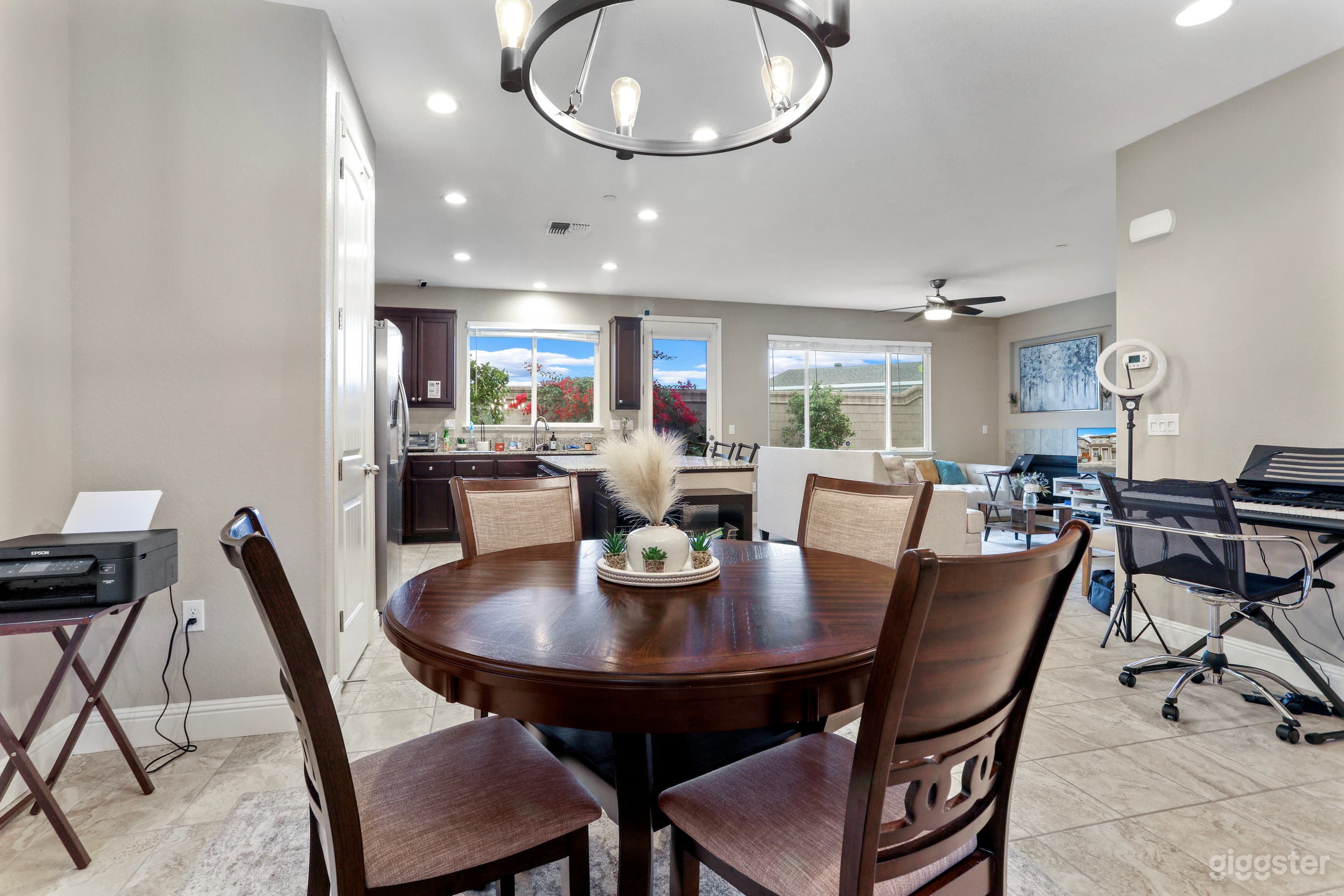 VHYLHK – Vibrant &amp; Peaceful Open Space Adobe House Photo 1