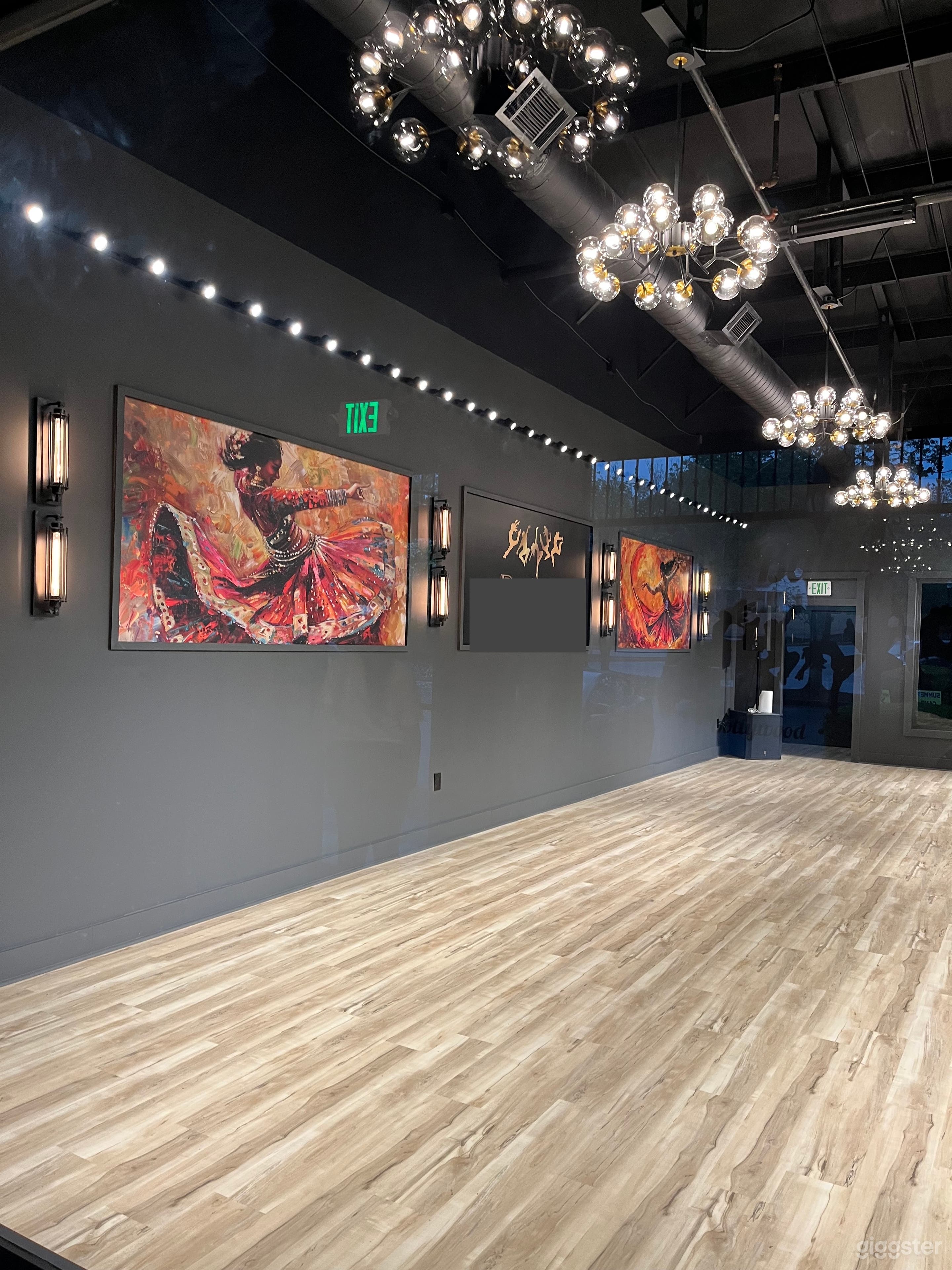 Stylish Studio Space for Dance, Yoga &amp; Reels Photo 4