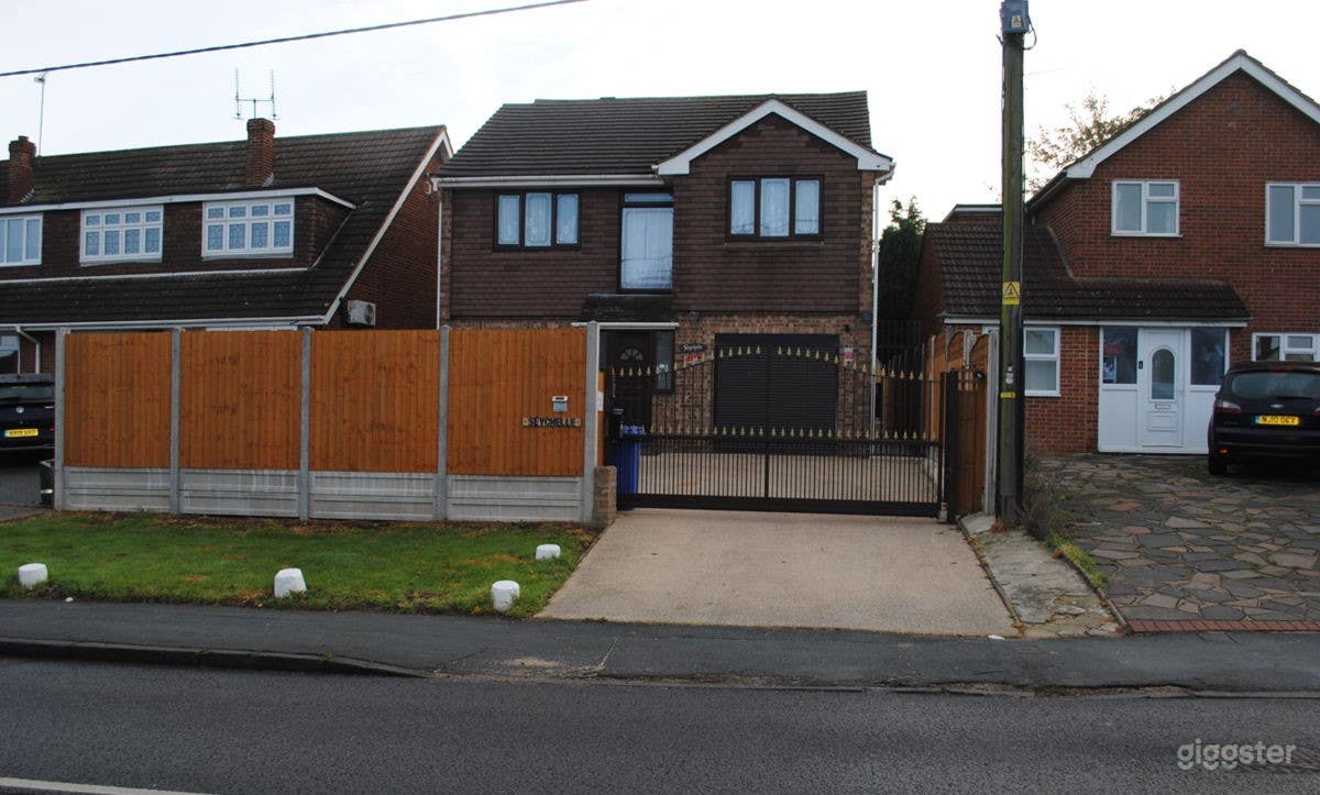 FOUR BEDROOM DETACHED HOUSE SECLUDED GROUNDS  Photo 1