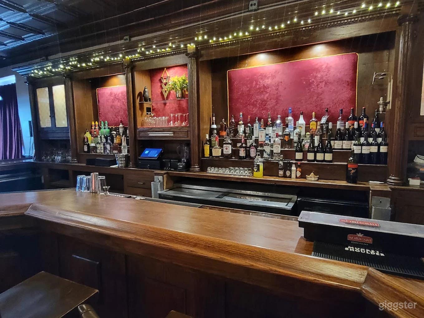 Elegant 1920s themed bar/restaurant w/ open space and stage. Photo 4