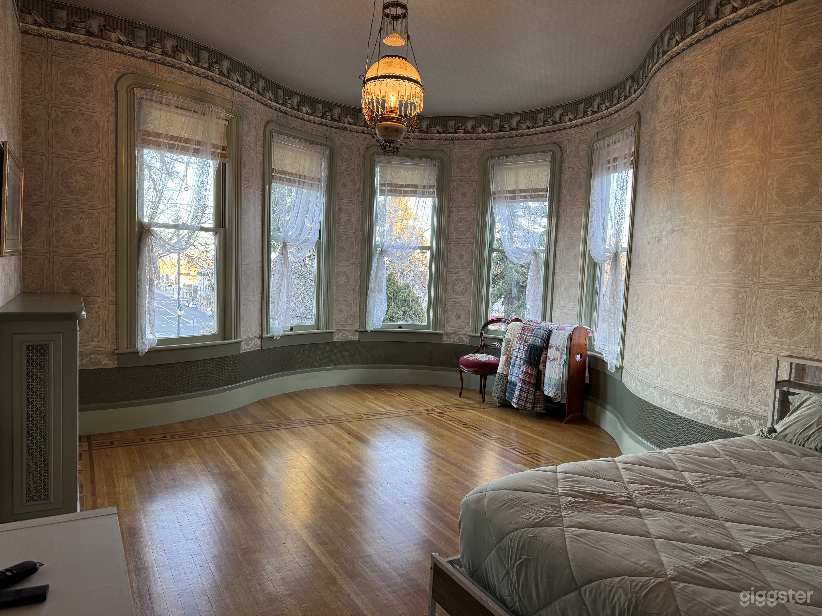 Downstairs bedroom: Curved Windows