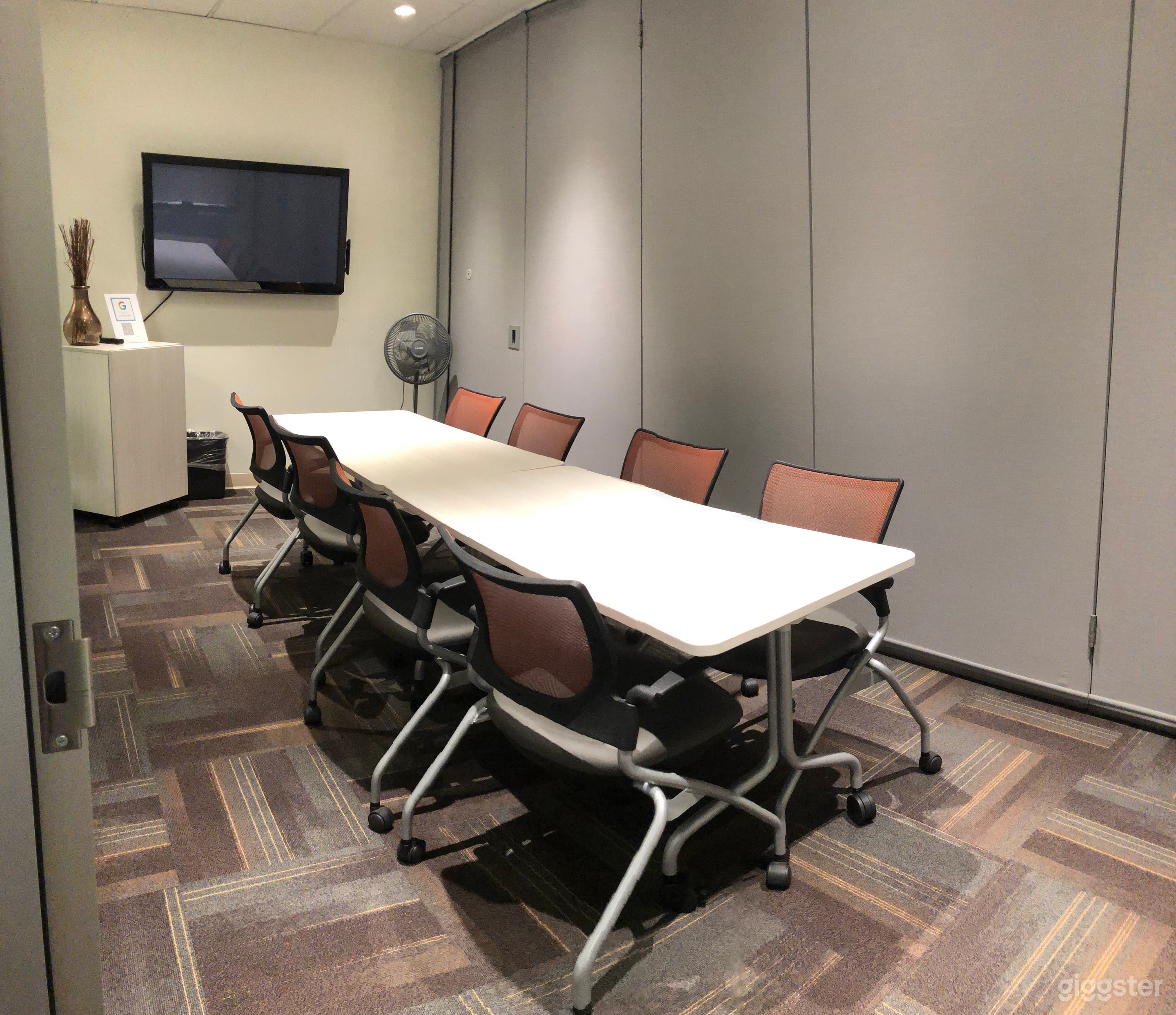 Seating for 8 people
55" tv monitor
movable tables
whiteboard
glass front / door
near waiting area /elevator
dim-able lighting