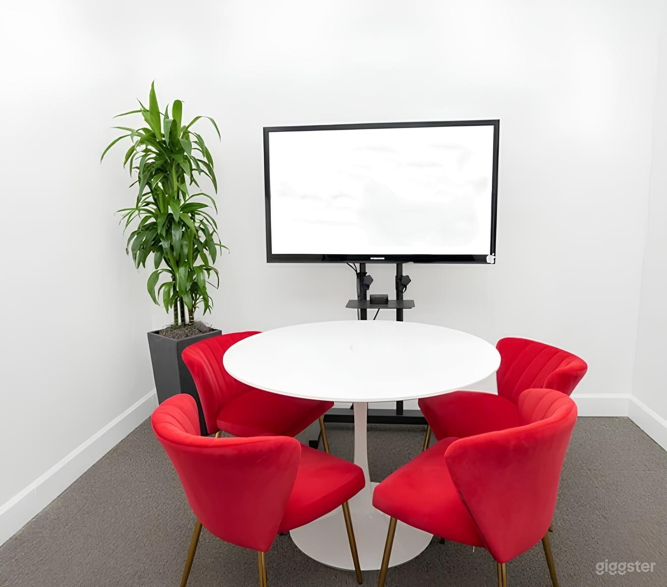 Private Office for 8 guests Photo 2