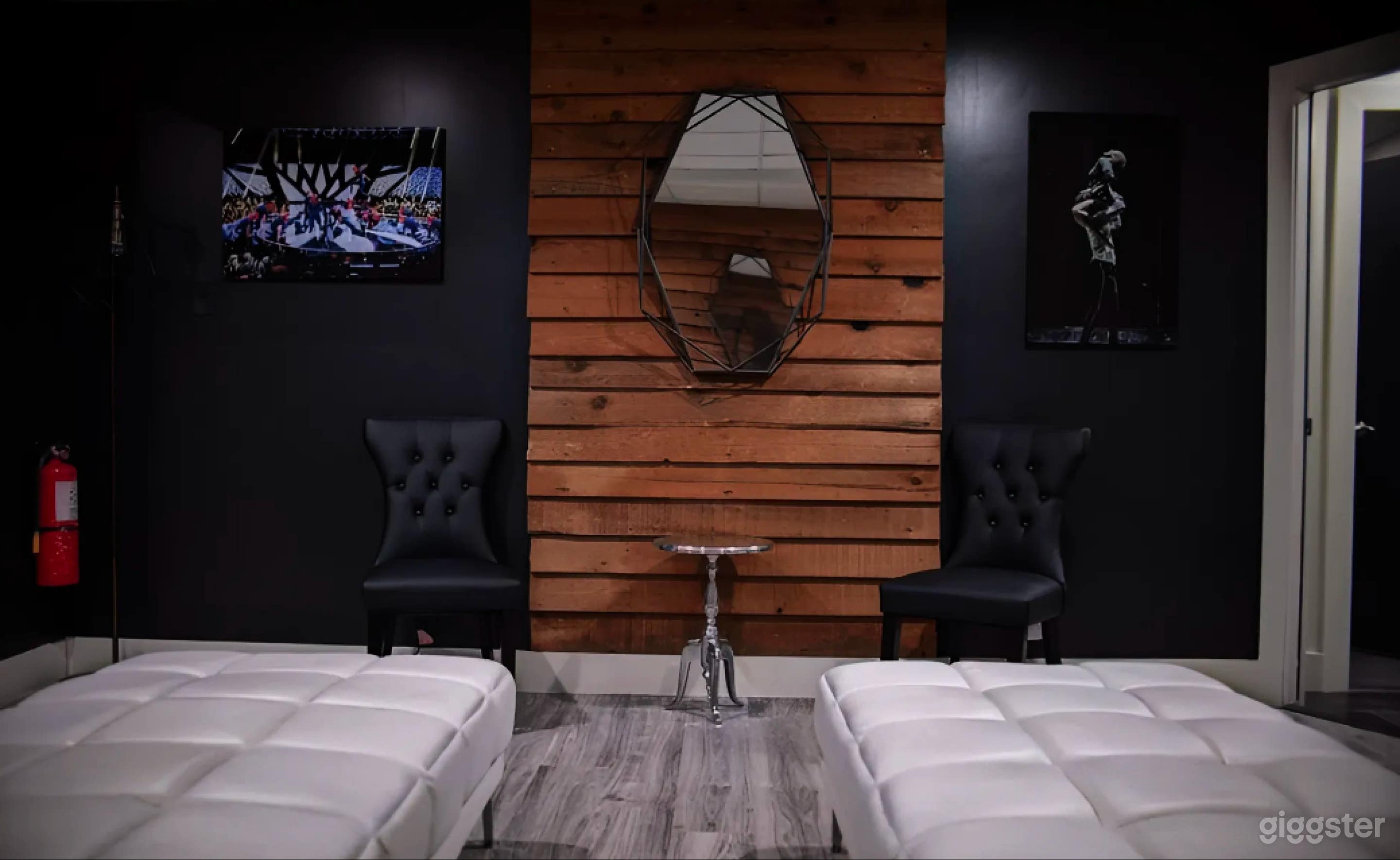 Modern Talent Lounge Photo 3