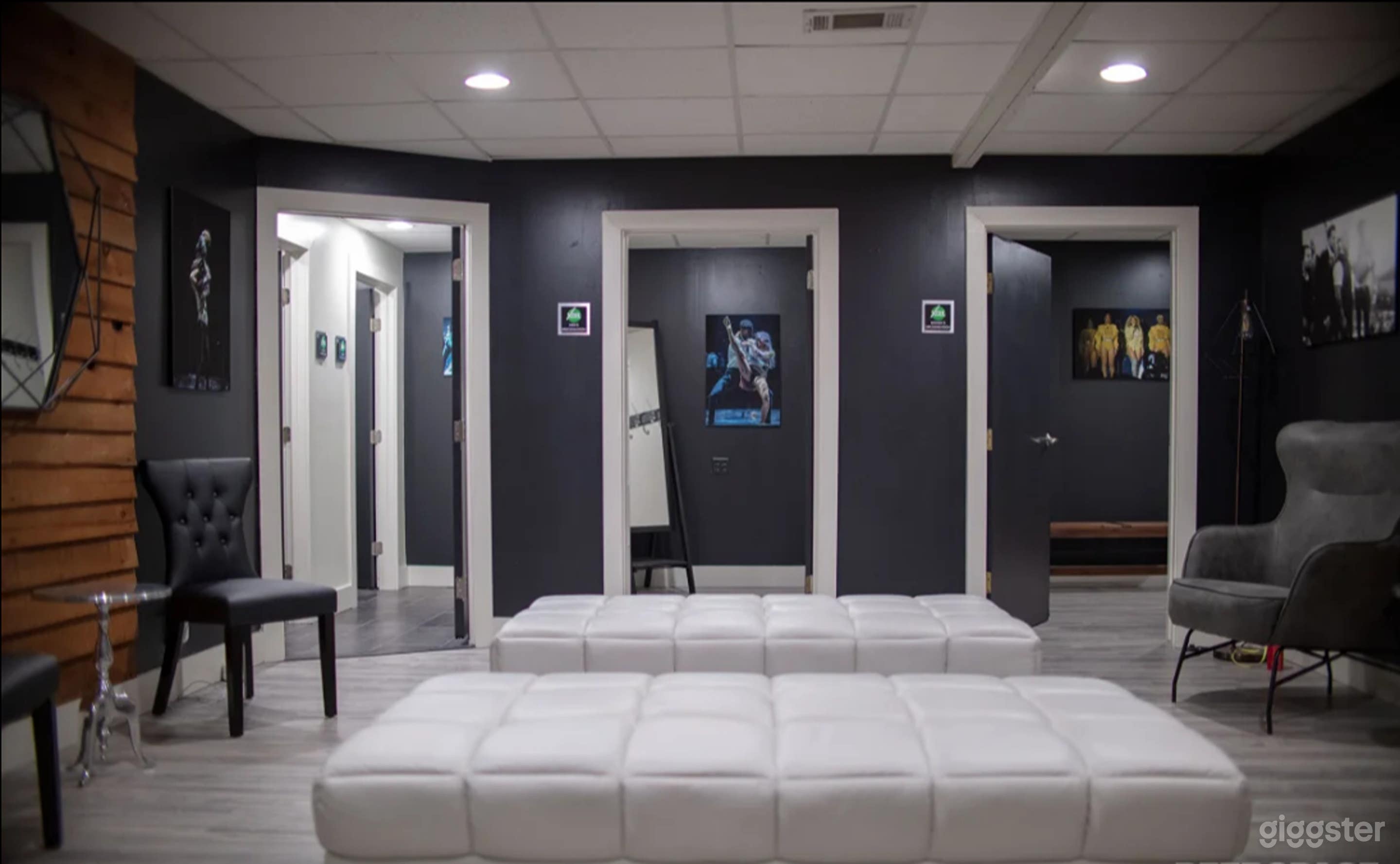 Modern Talent Lounge Photo 1