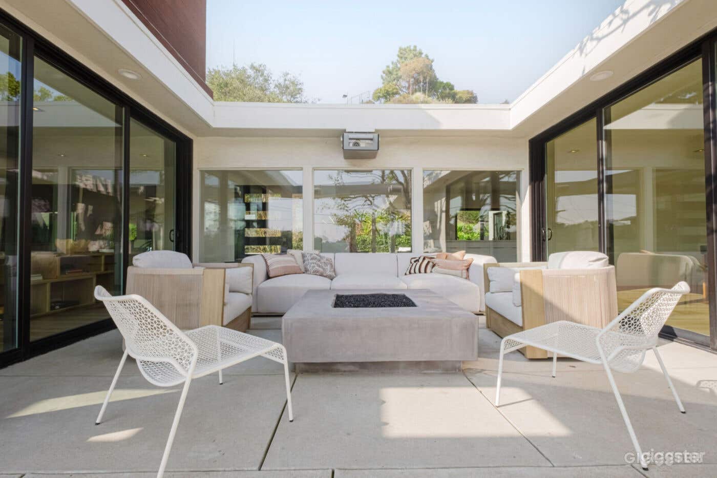  HOLLYWOOD HAVEN HIDEAWAY/POOL Photo 4