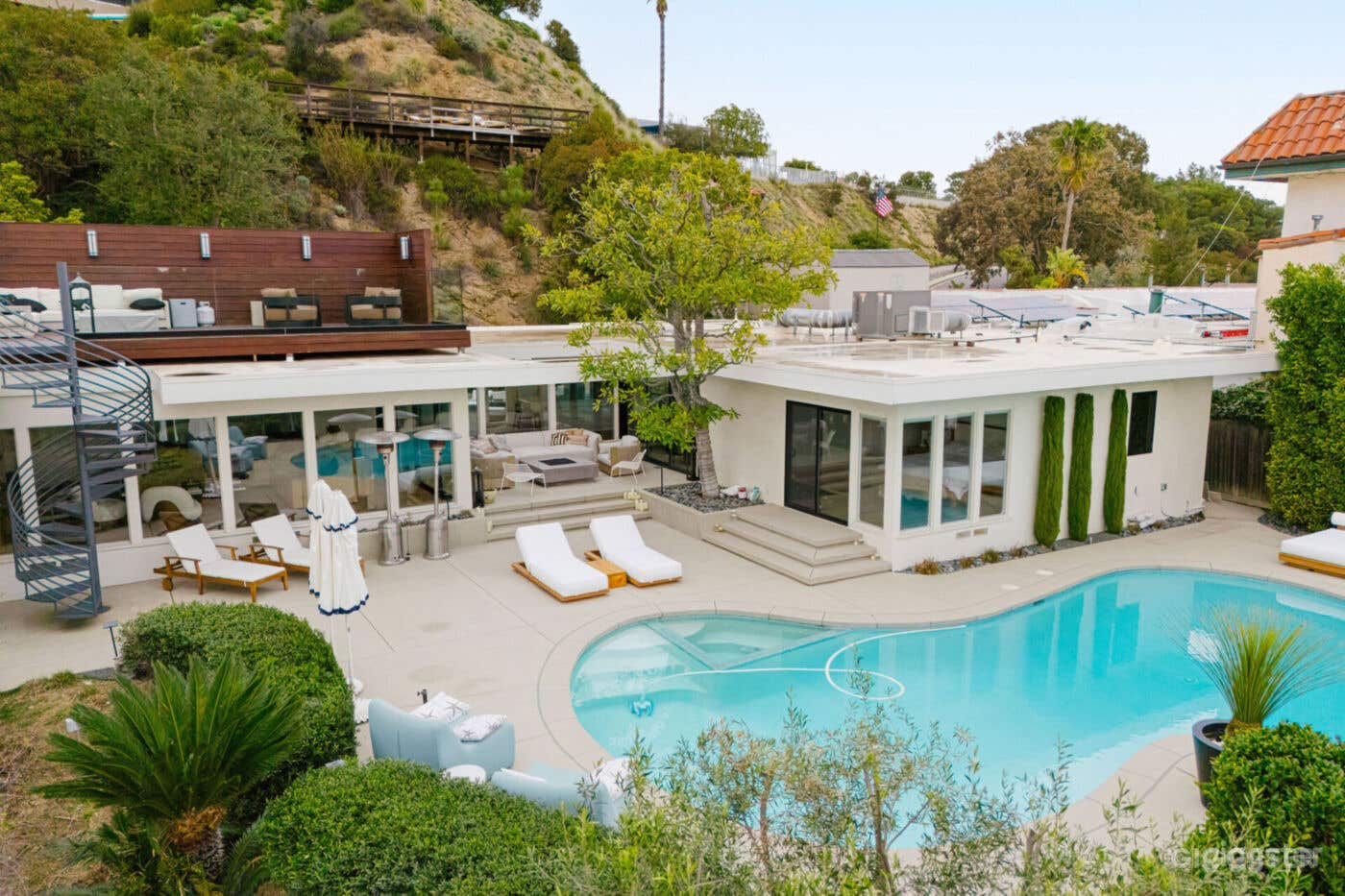  HOLLYWOOD HAVEN HIDEAWAY/POOL Photo 3