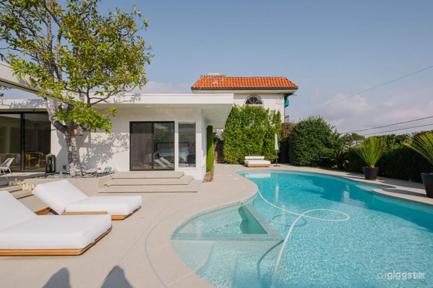  HOLLYWOOD HAVEN HIDEAWAY/POOL Photo 2