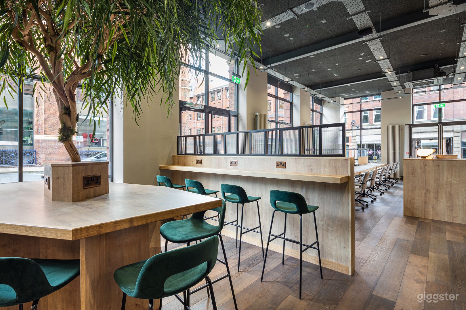 Bright HotDesk and Meeting Space in Leeds Photo 2