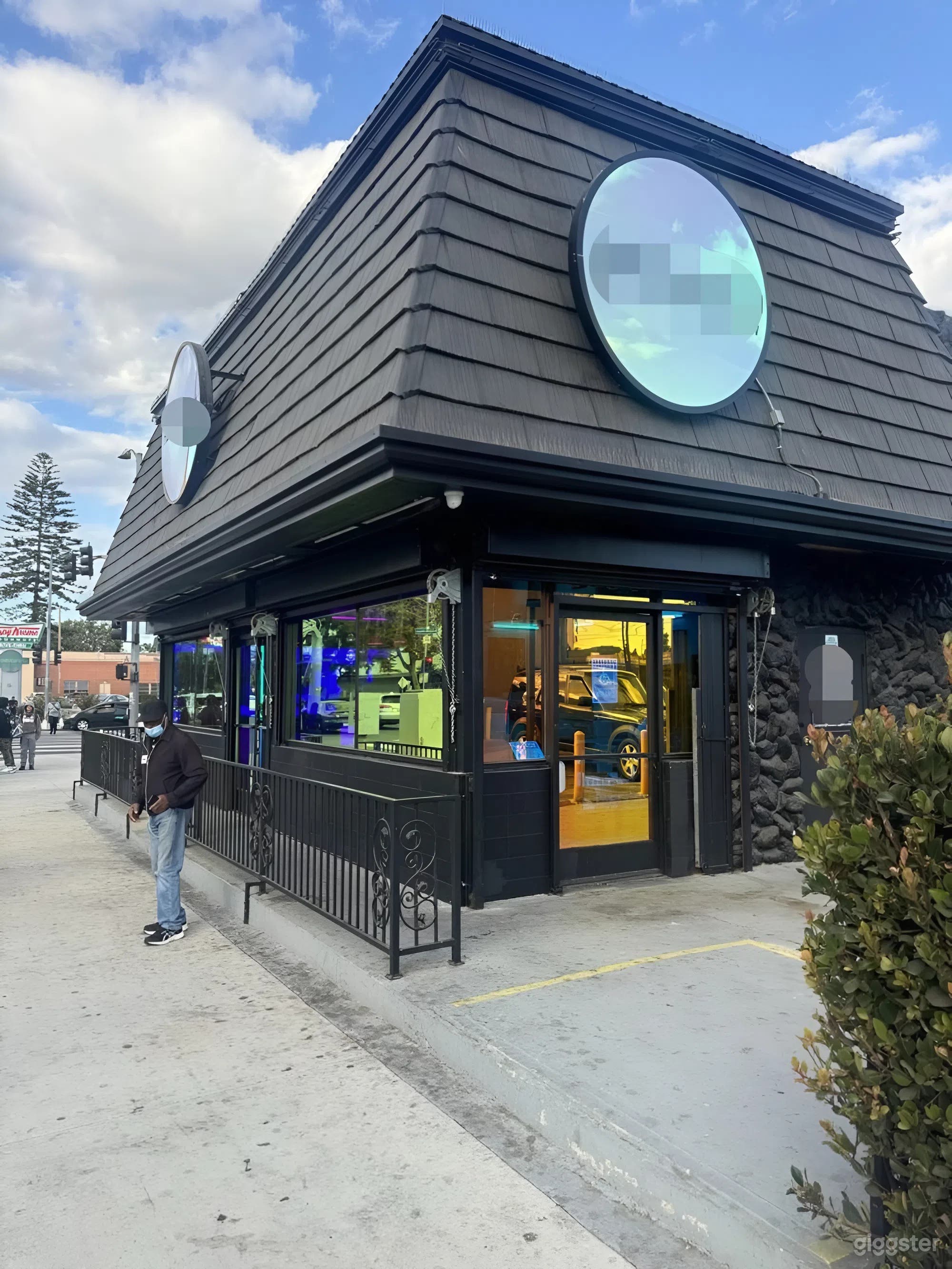 Retail & Pop-Up Freestanding Storefront with Parking Photo 3