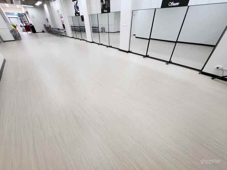  Long spacious dance floor 