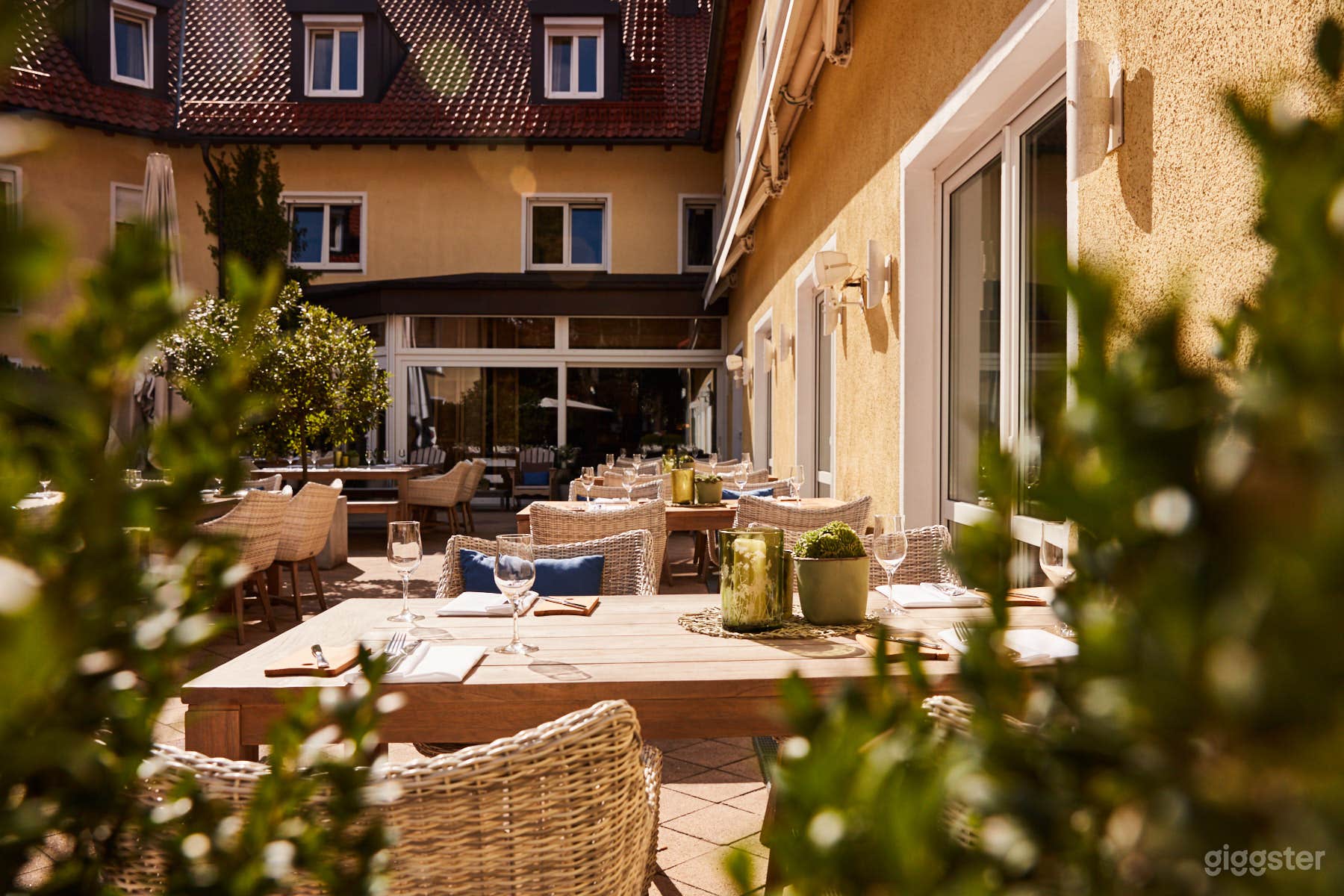 Elegantes Hotelrestaurant mit Außenterrasse Foto 3