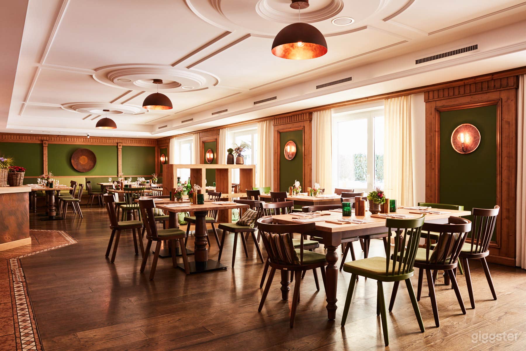 Elegantes Hotelrestaurant mit Außenterrasse Foto 1