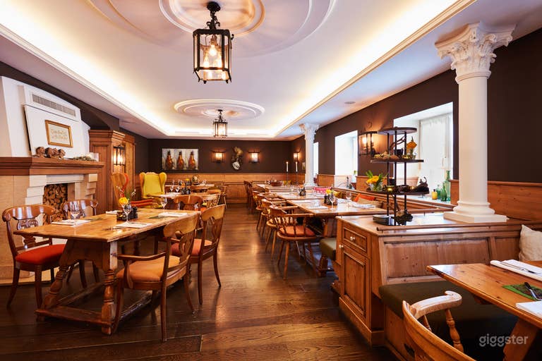  Elegantes Hotelrestaurant mit Außenterrasse 
