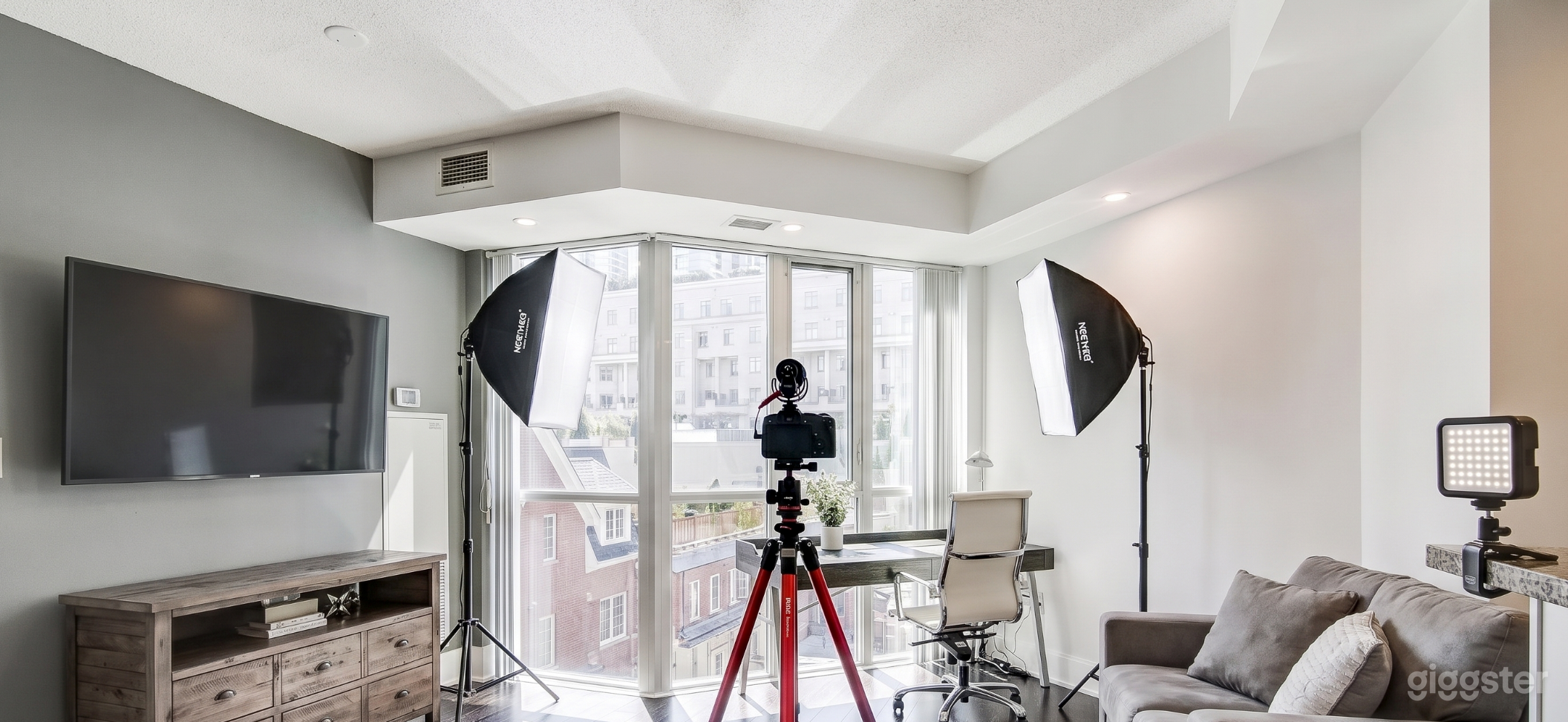 Fully-Equipped Downtown Toronto Studio — Camera, Lighting & Photo 3