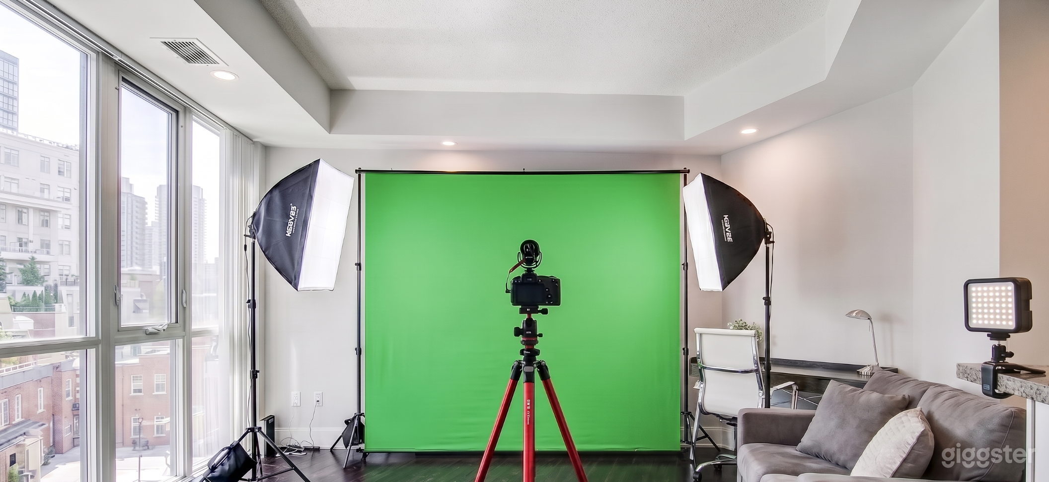 Fully-Equipped Downtown Toronto Studio — Camera, Lighting & Photo 1