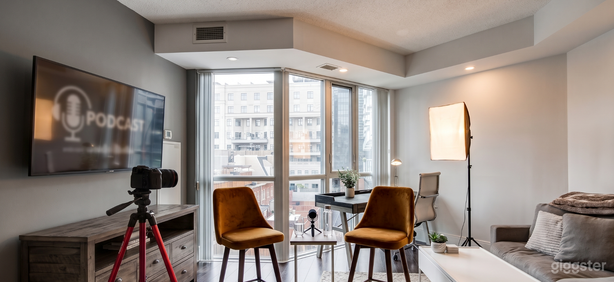 Fully-Equipped Downtown Toronto Studio — Camera, Lighting & Photo 4