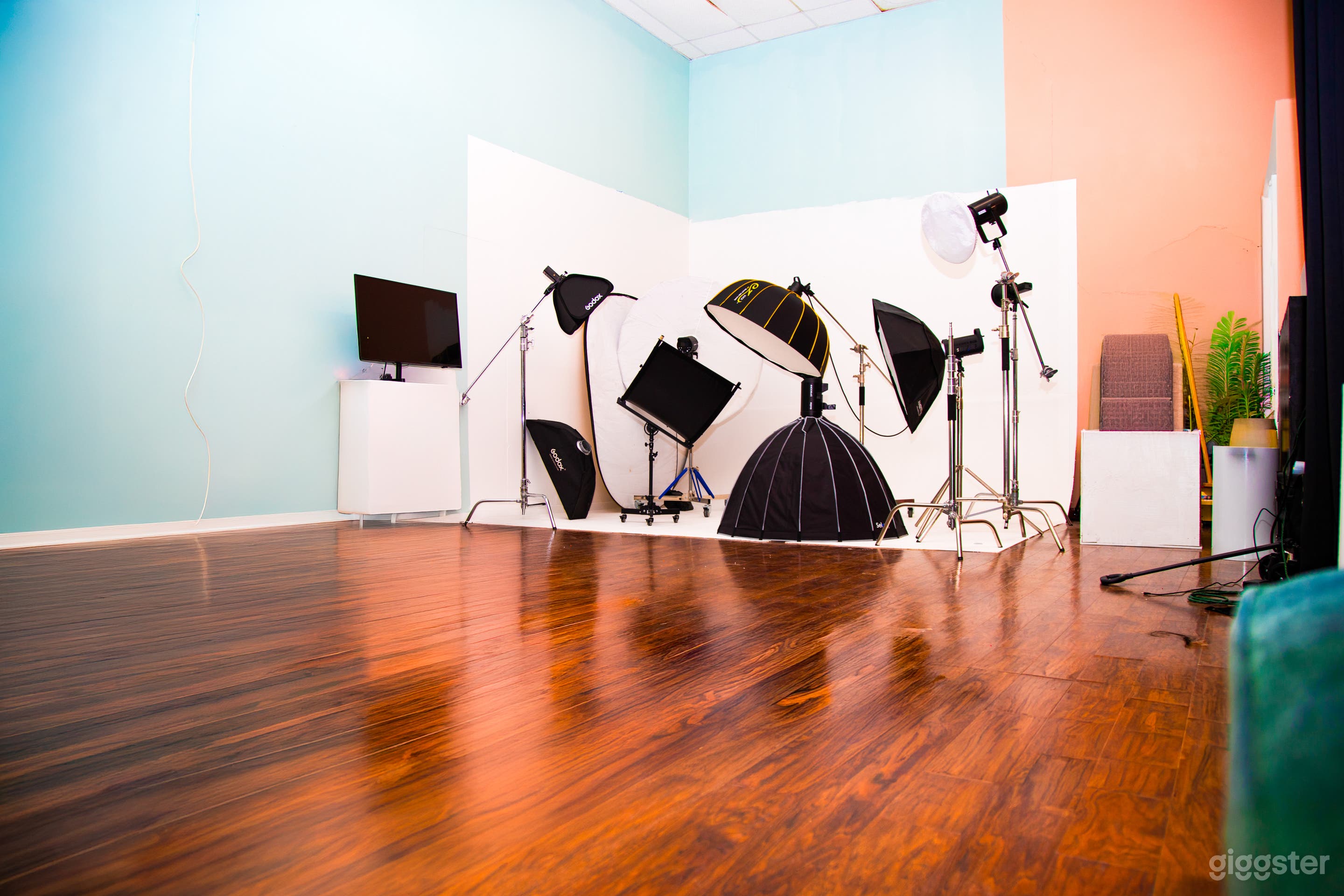 Photography / Videography Studio with Cyc Wall Photo 1