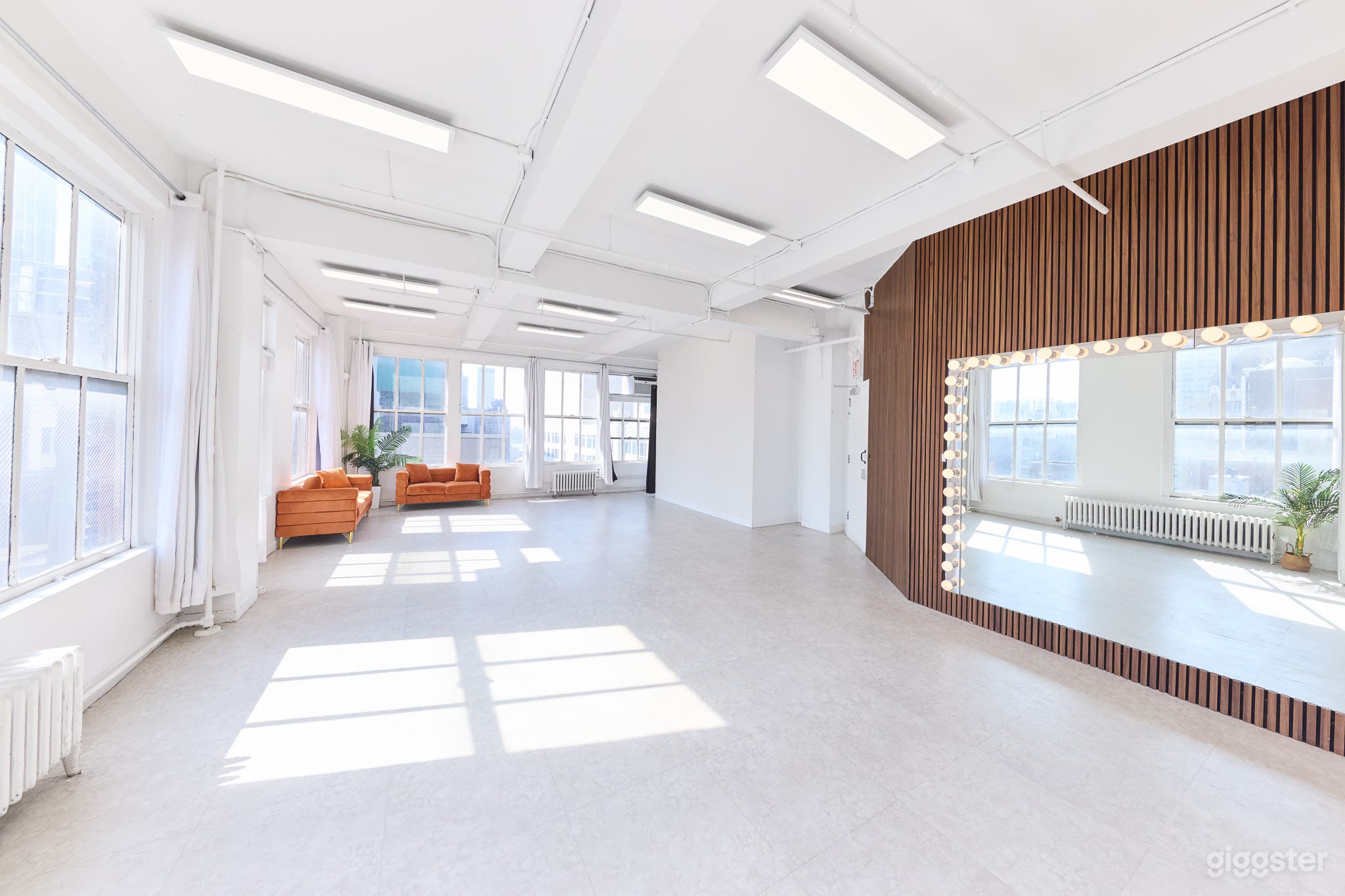 23B Manhattan Studio + Free Equipment Photo 2