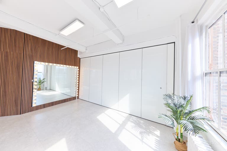  23B Manhattan Studio + Free Equipment 